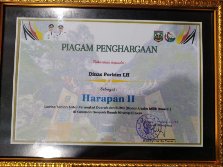 Kepala Dinas Perumahan Kawasan Permukiman dan Lingkungan Hidup Bapak Arif Meigayanto, ST, MM menerima penghargaan lomba taman antar OPD lingkup Kabupaten Sijunjung